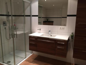 Large 8 Bed Apartment. Perfect Location.
